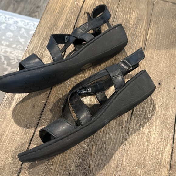 Born Women’s Sandals - two pairs one Black and one Brown - Picture 7 of 7